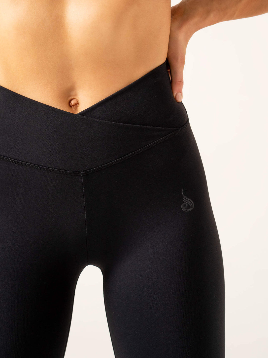 Momentum Cross Over Scrunch Leggings - Black Clothing Ryderwear