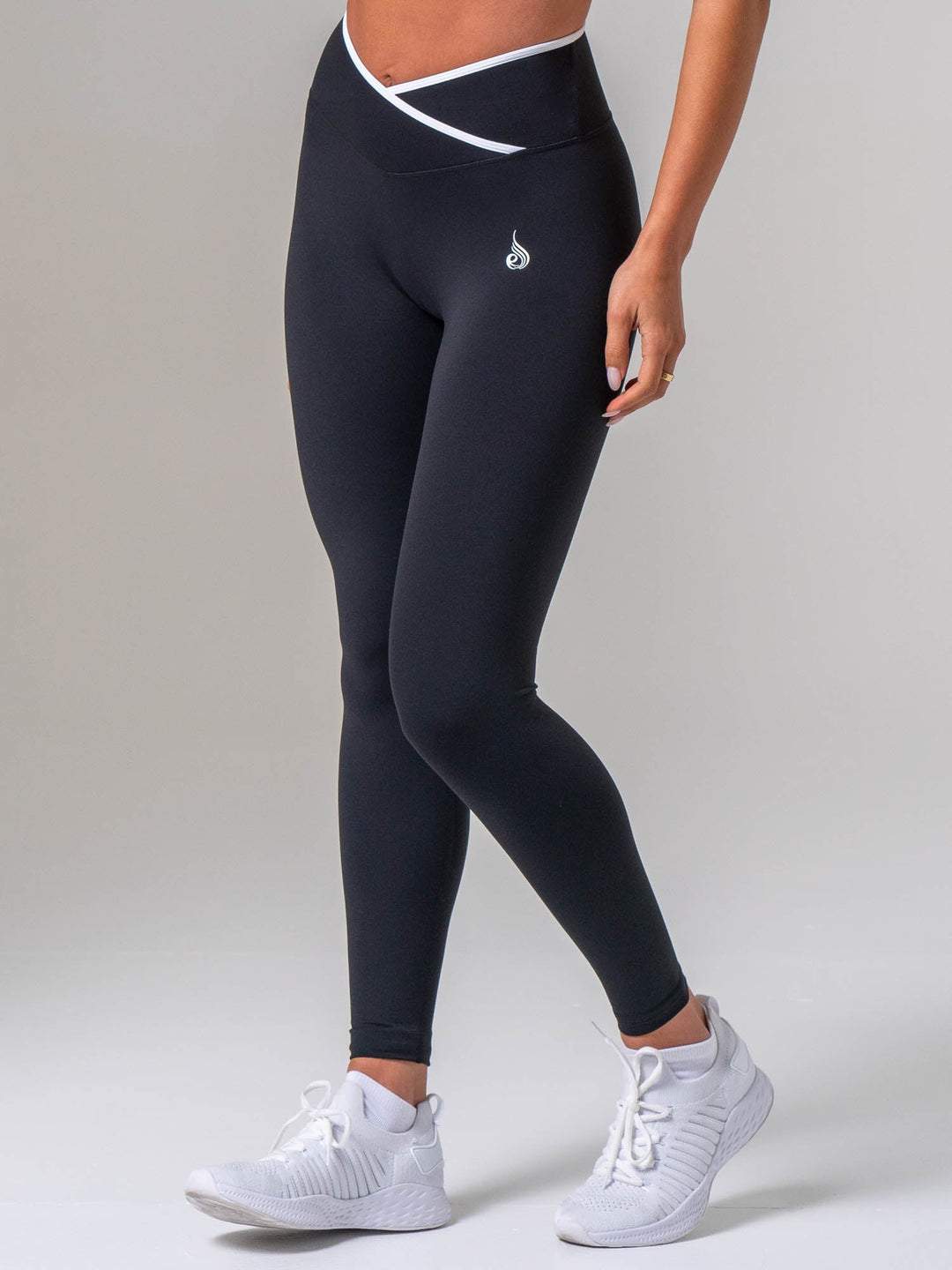 NKD Cross Over Contrast Invisible Scrunch Leggings - Black/white Clothing Ryderwear 
